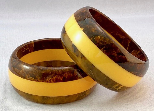 BB176  wide tricolor bakelite bangle